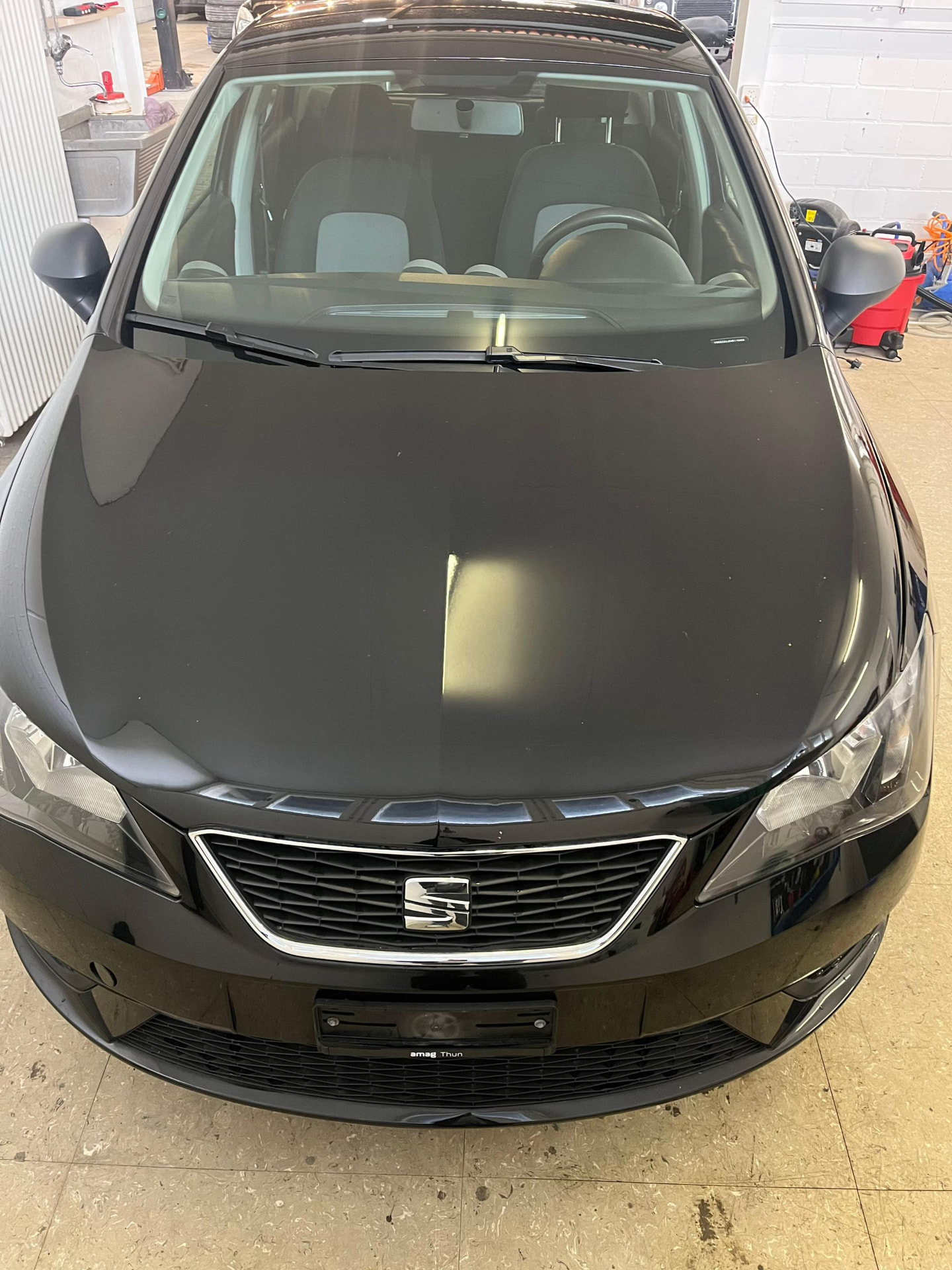 Schwarzer Seat Ibiza von AUTO KING in der Frontansicht