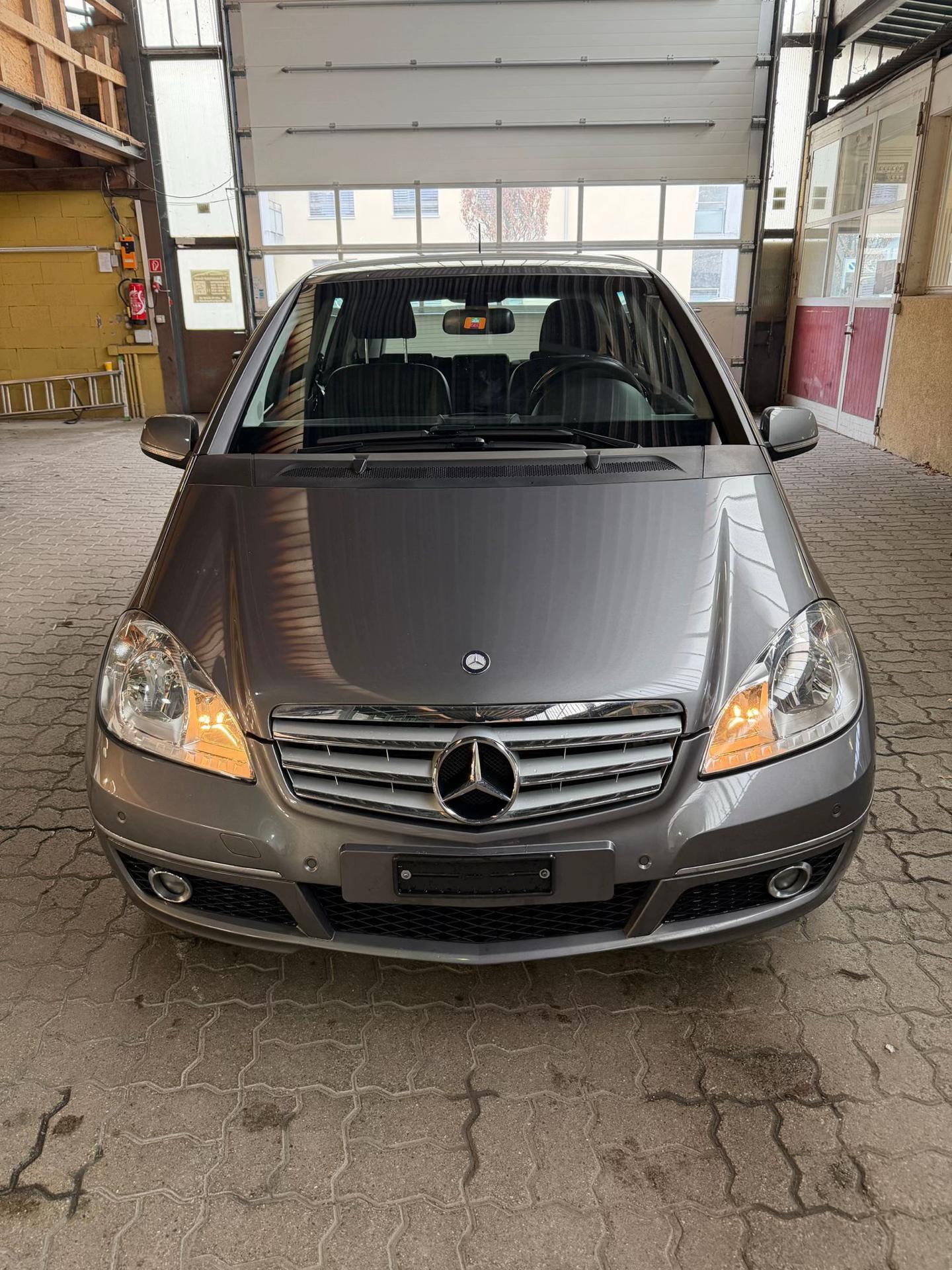 Grauer Mercedes-Benz A 180 in der Frontansicht