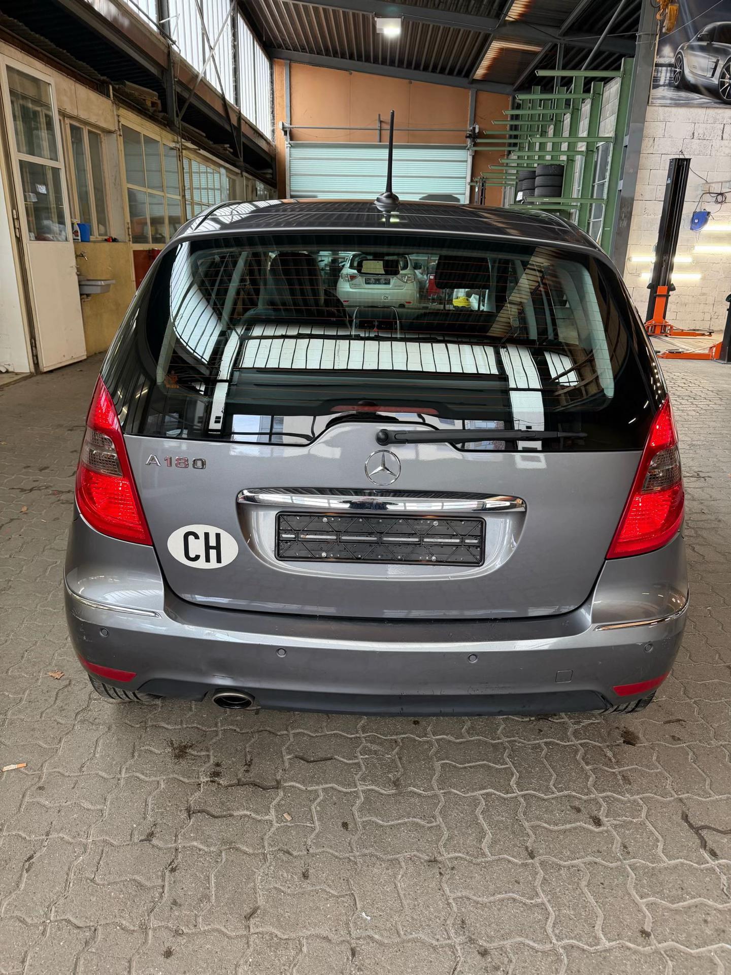 Grauer Mercedes-Benz A 180 von AUTO KING in der Heckansicht