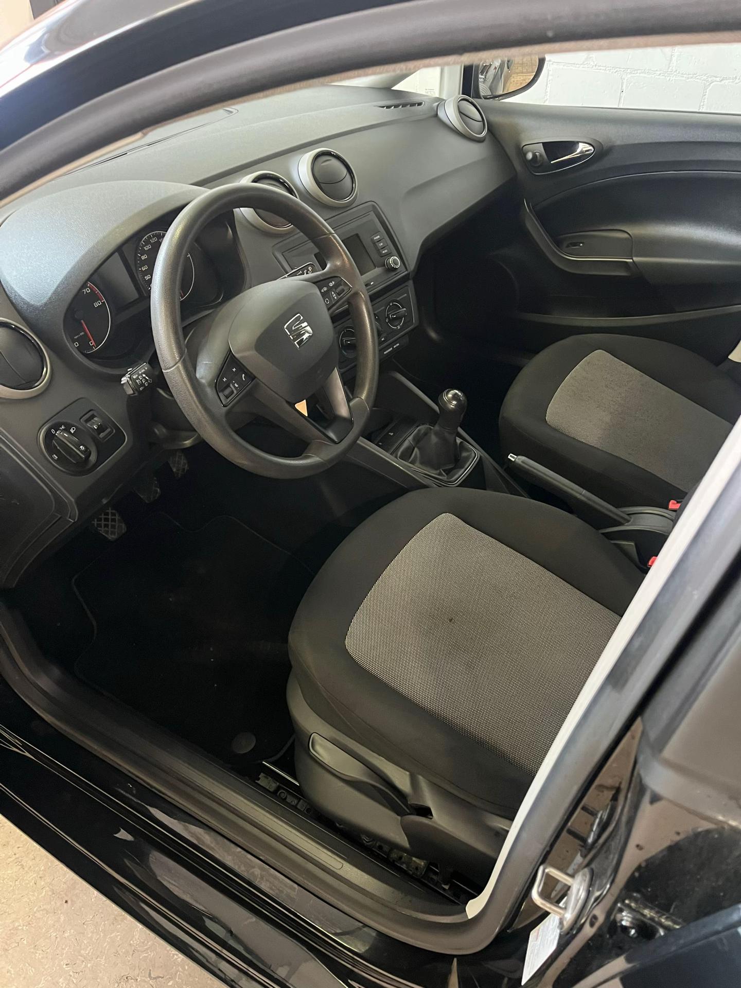 Cockpit und Schaltung eines Seat Ibiza von AUTO KING