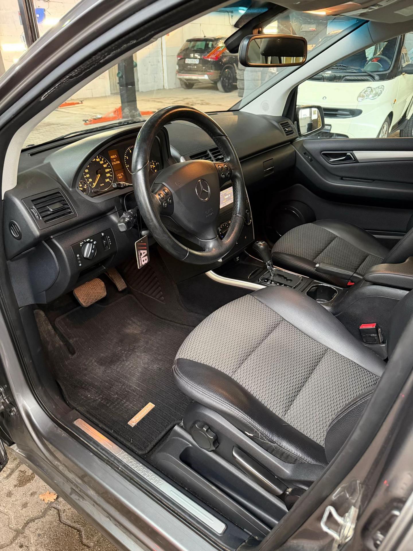 Cockpit des Mercedes-Benz A 180 von AUTO KING mit Lenkrad und Fahrersitz