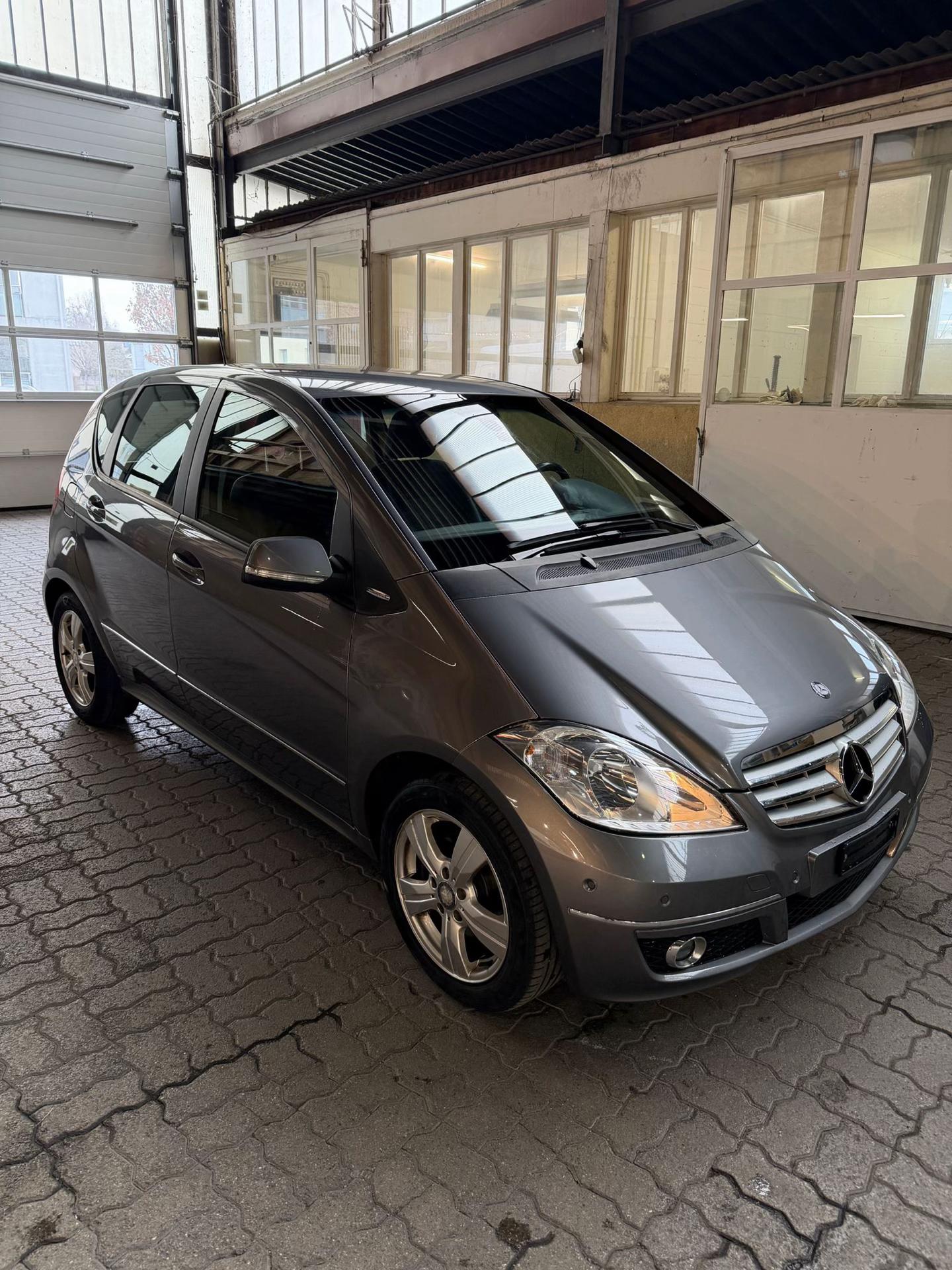 Grauer Mercedes-Benz A 180 von AUTO KING in der Dreiviertelansicht von rechts