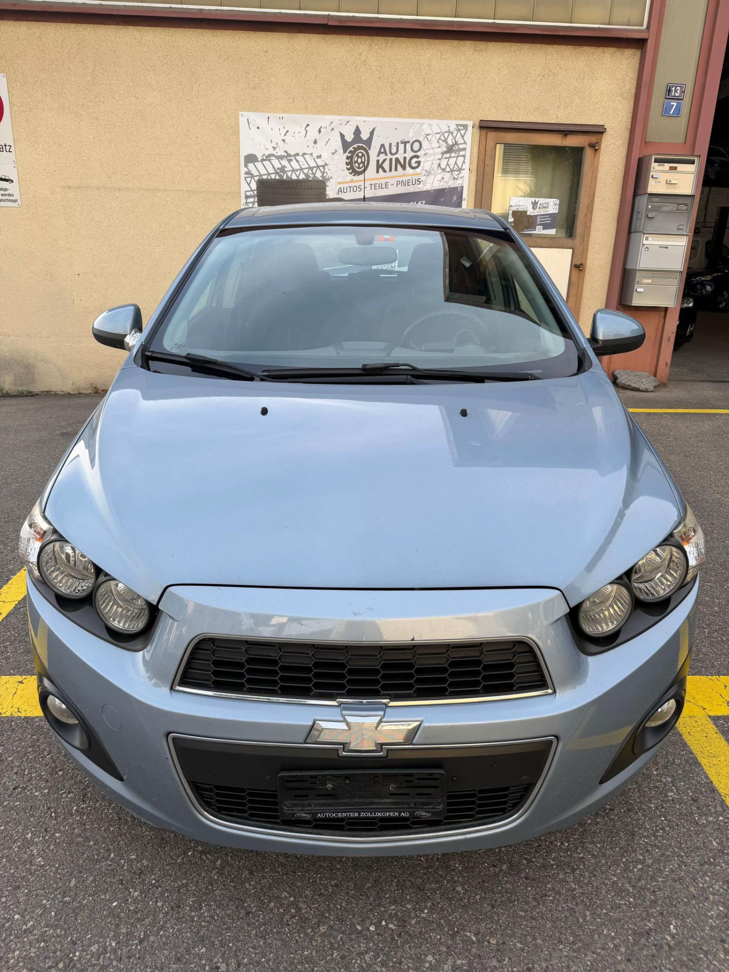 Hellblauer Chevrolet Aveo von AUTO KING in der Frontansicht